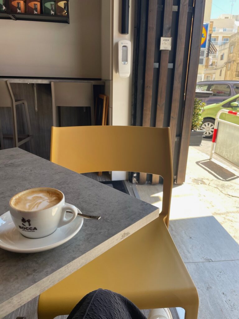 マルタでコーヒー屋探し5 Beans Coffee cappucino