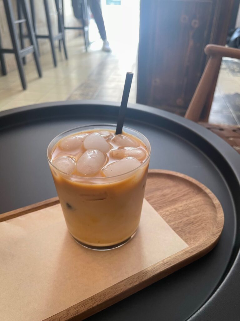 マルタでコーヒー屋探しcoffee&strengers iced latte